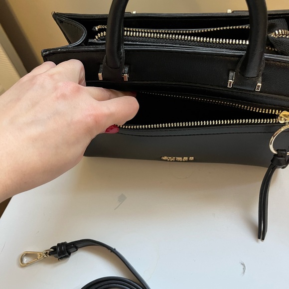 Guess small crossbody - Picture 8 of 11